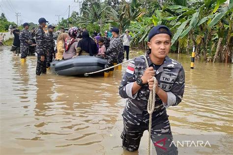 Bpbd Keluarga Terdampak Banjir Di Pulau Simeulue Antara News