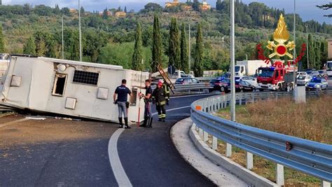 Camper Si Ribalta All Uscita Di Firenze Sud