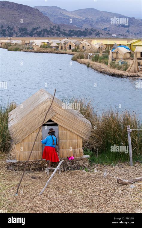 Anwohner Der Schwimmenden Schilfinseln Der Uros Titicacasee Peru