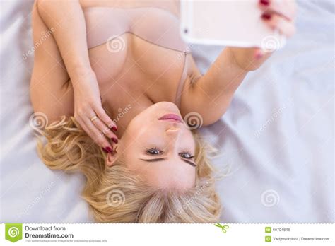 Femme Dans La Lingerie Faisant La Photo De Selfie Photo Stock Image