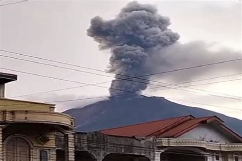 Gunung Kerinci Kembali Erupsi Semburkan Abu Vulkanik Setinggi Meter