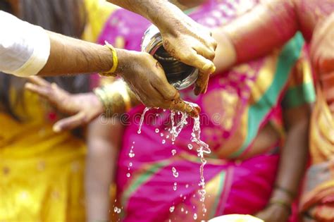 Boda Tradicional India Mano Del Novio En Ceremonia Haldi Foto De