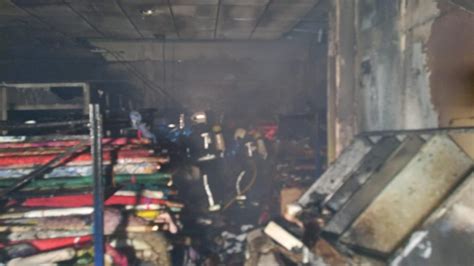 Un incendio calcina el interior de una nave textil del polígono de Las