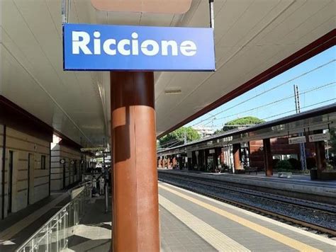 Riccione Attraversano I Binari Alla Stazione Due Ragazze Investite E