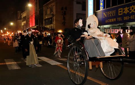 3年ぶり嫁入り松明行列 山口市の湯田温泉で白狐まつり始まる 47news（よんななニュース）：47都道府県52参加新聞社と共同通信のニュース・情報・速報を束ねた総合サイト