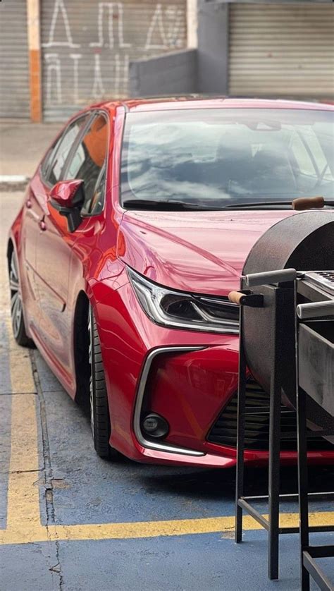 Carro vermelho estacionado à beira da estrada