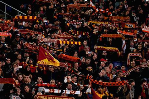 Manchester United Roma Tifosi A Trigoria Caricano La Squadra Video