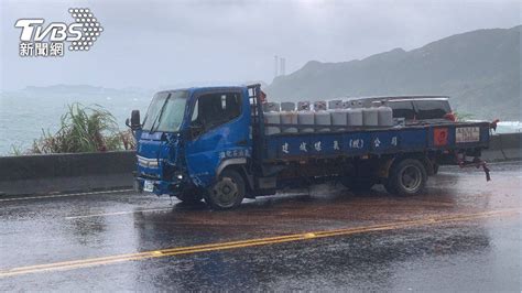 快訊／奪命車禍！騎士疑天雨路滑 濱海公路過彎撞對向貨車不治 Tvbs Line Today