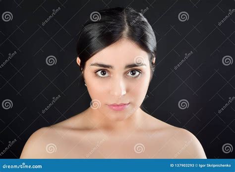 Ritratto Di Bellezza Di Giovane Ragazza Castana Con Le Spalle Nude Immagine Stock Immagine Di