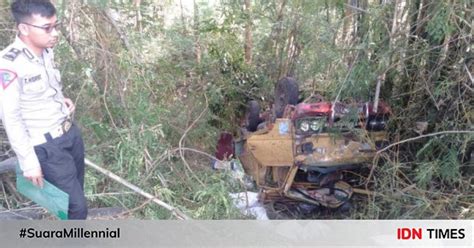 Truk Pengangkut Pupuk Terjun Ke Jurang Di Bukit Bego Bantul