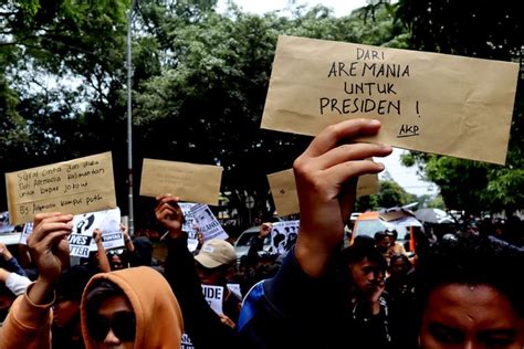 Foto Kepala Kantor POS Malang Jamin Surat Aremania Sampai Ke Istana