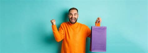 Hombre Feliz Sosteniendo Una Bolsa De Compras P Rpura Y Regocij Ndose