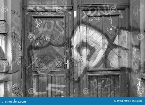 Graffiti In Scala Di Grigi Sulle Porte D Ingresso In Legno Fotografia