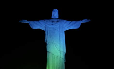 Instituto Yduqs foi homenageado iluminação especial no Cristo