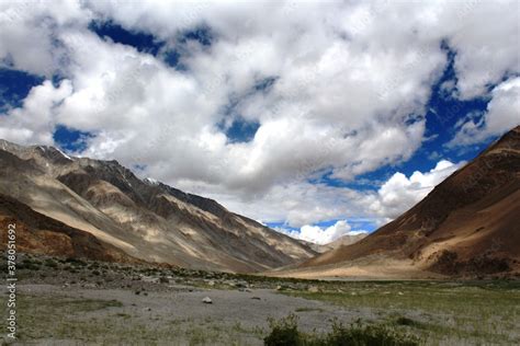 Fototapeta Granatowy Niebieski Beautiful Mountains Of Ladakh Region In