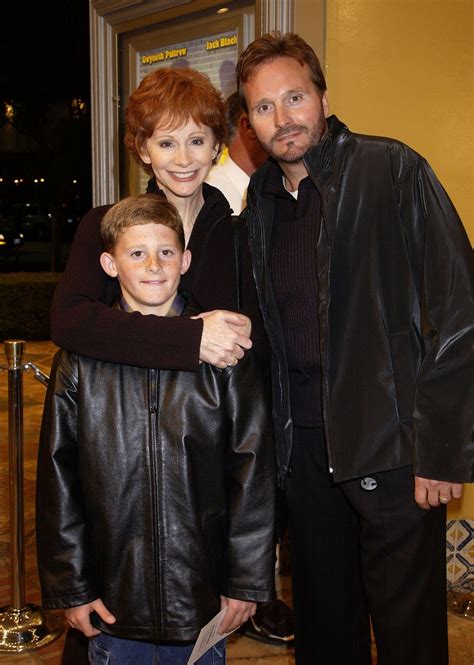 Reba McEntire 2001-11-01 Shallow Hal Premiere | Reba mcentire, Country ...