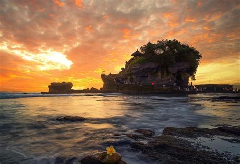 Tanah Lot Daya Tarik Lokasi Dan Biaya Masuk Rekomendasi Tempat