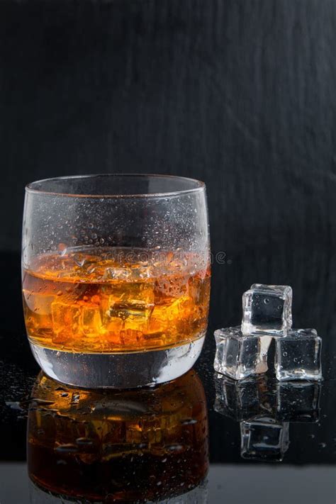 Whisky De La Bebida Del Alcohol Con Hielo Foto De Archivo Imagen De