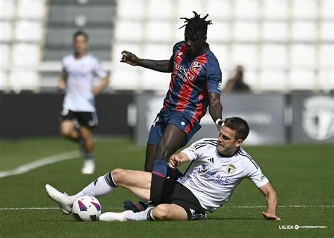 El Burgos Cf Busca Redimirse Ante El L Der Huesca En El Alcoraz