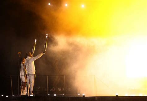 Teddy Riner E Marie Jos Perec Acendem Pira Ol Mpica Em Cerim Nia De