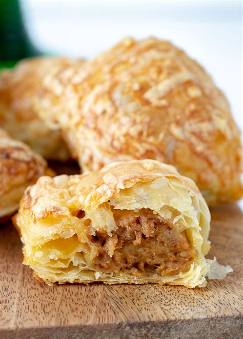 Kleine Saucijzenbroodjes Met Kaas Laura S Bakery