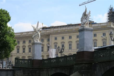 Berlin Croisière touristique sur la Spree en E Boat avec audioguide