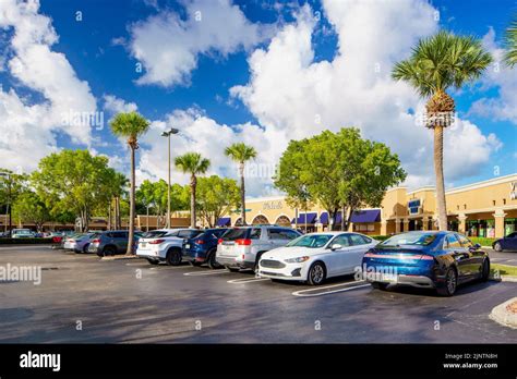 Coral Palm Plaza Hi Res Stock Photography And Images Alamy