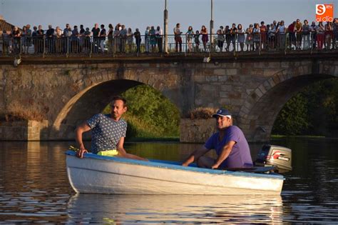 Alba De Tormes Se Vuelca Con La Procesi N Por El Tormes De La Virgen