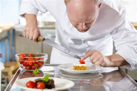 O Cozinheiro Chefe Profissional Decora O Bolo Da Sobremesa A