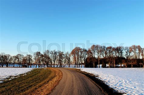 Schmale Landstraße führt zu einer Allee Allgäu Bayern Stock Bild