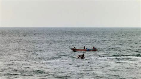 Asyik Swafoto Wisatawan Asal Sumatra Hilang Digulung Ombak Pantai Siung