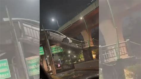 Video Automovilista Se Atora En Puente Peatonal De Perif Rico En