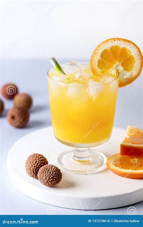 Suco De Laranja Saboroso No Vidro Vertical Fresco Das Laranjas Do