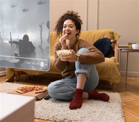 Mujer De Tiro Completo Mirando La Pantalla Flotante Foto Premium