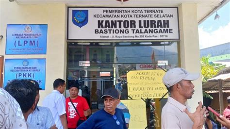 Kantor Lurah Bastiong Talangame Dipalang Warga Begini Tuntutannya