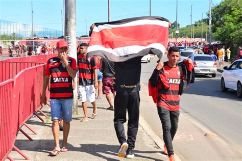 Galeria · Torcedores Do Vitória Chegam Ao Barradão Para Duelo Com Abc