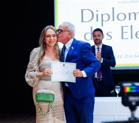 O Significado Dos Aplausos Calorosos A Laurem Lia Lucena Na Diploma O