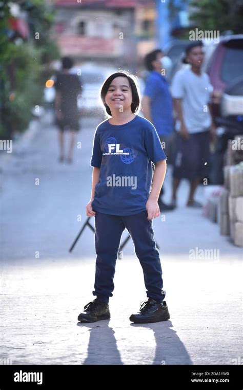 Lindo niño filipino muestra su habilidad de Modelado en las calles de