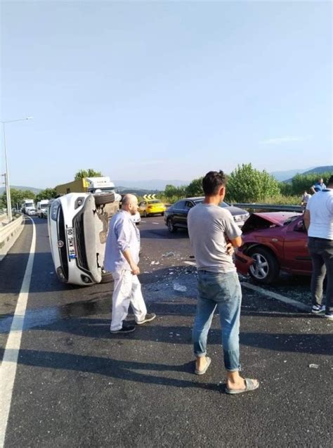 Bursa İnegöl de otomobil ile hafif ticari araç çarpıştı 7 yaralı