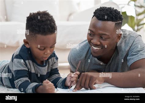 Que dire de colorier celui ci Photo d un jeune père allongé sur le