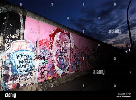 Berliner Mauer In Der Nacht Fotos Und Bildmaterial In Hoher Auflösung