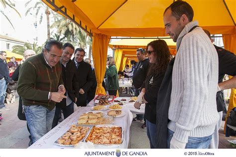 Comprando Dulces En El Porrat Del Grau En Honor A Sant Antoni Abat