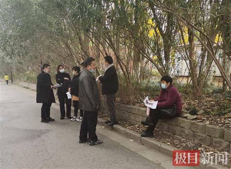 无锡23岁女孩失联8天：母亲神色黯然赶到现场，多位亲属坚持发寻人启事 救援队河中搜寻23岁失联女子暂无果 牛建军 小区