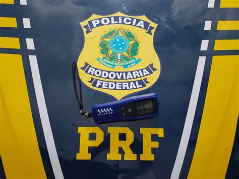 PRF prende homem por embriaguez ao volante envolvido em acidente em São