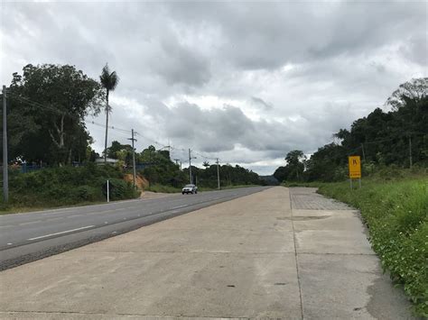 Carro tenta ultrapassar ônibus e bate em caminhão que tomba e deixa