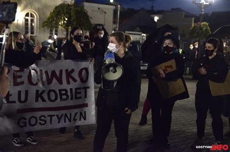 Strajk kobiet Protesty na ulicach miast całej Polski NA ŻYWO 26 10