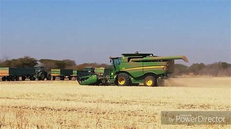 John Deere S660 Combine Harvesting Wheat Youtube