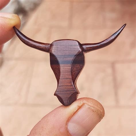 Cabeza de vaca Watusi Ébano exótico en 2024 Collar de madera Arte