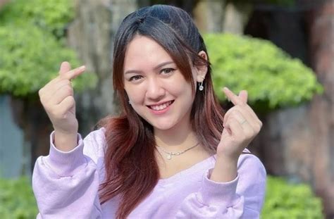 Dicecar Soal Gandengan Baru Usai Ditinggal Nikah Denny Caknan Happy