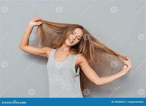 Jovem Mulher De Sorriso Levantamento Longo Do Cabelo Imagem De